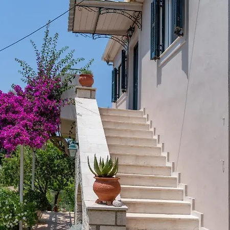 Elianna Lefkada Tsoukaládhes