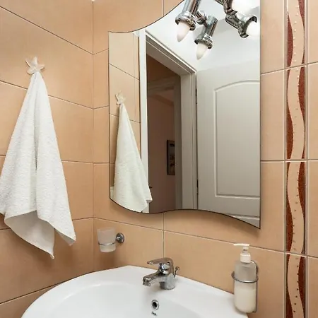 Elianna Lefkada Cukaládesz