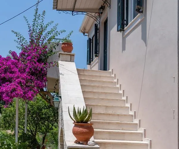 Elianna Lefkada Tsoukaládhes