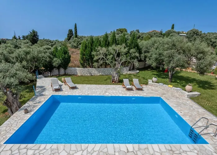 Elianna Lefkada Tsoukaládhes